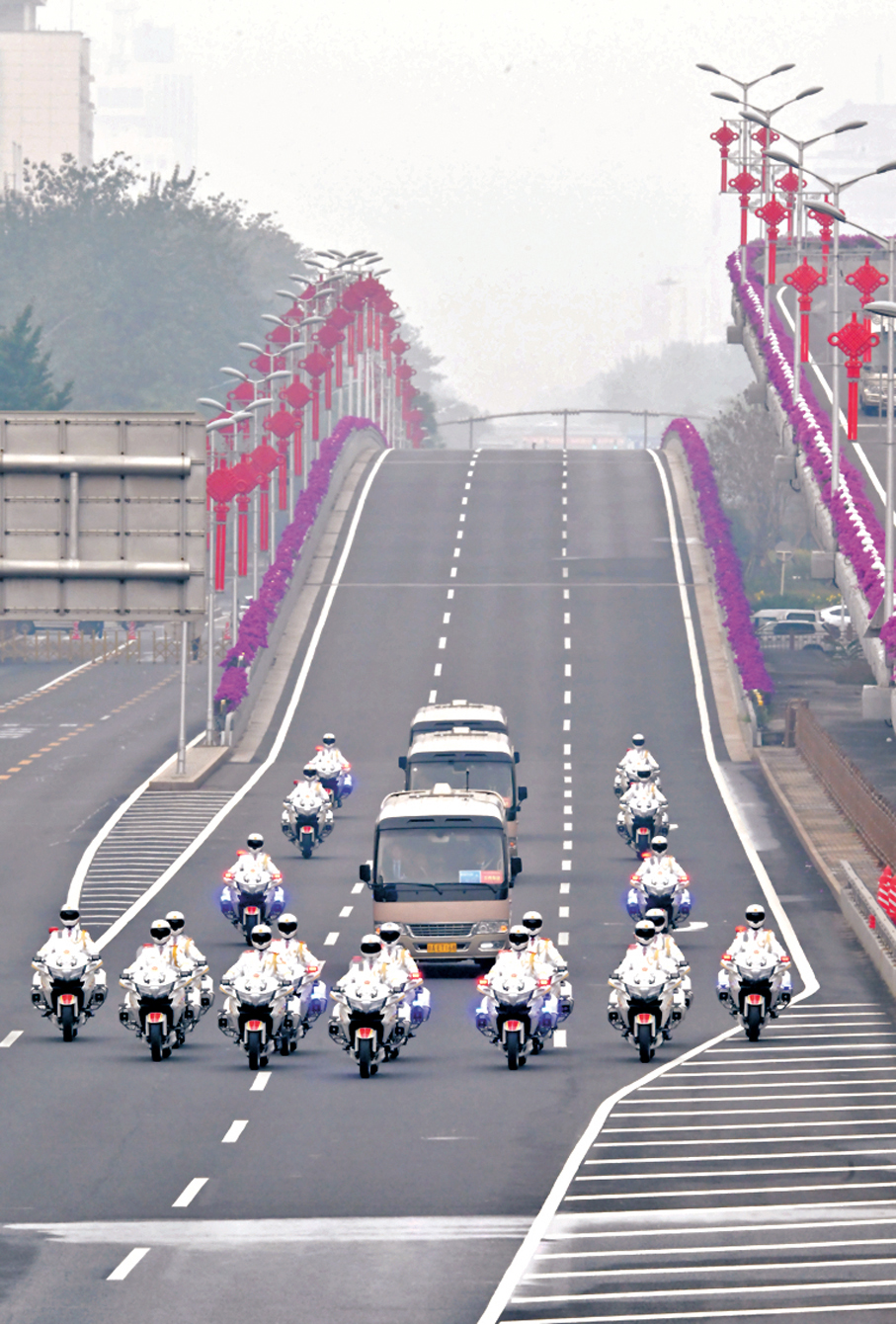 ●9月29日，國家勳章和國家榮譽稱號獲得者集體乘坐禮賓車，由國賓護衛隊護衛前往人民大會堂。 新華社