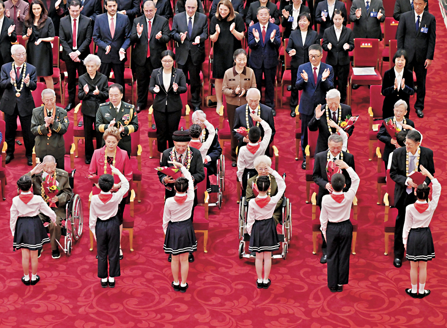 ●9月29日，少先隊員向國家勳章和國家榮譽稱號獲得者敬禮致意。 新華社