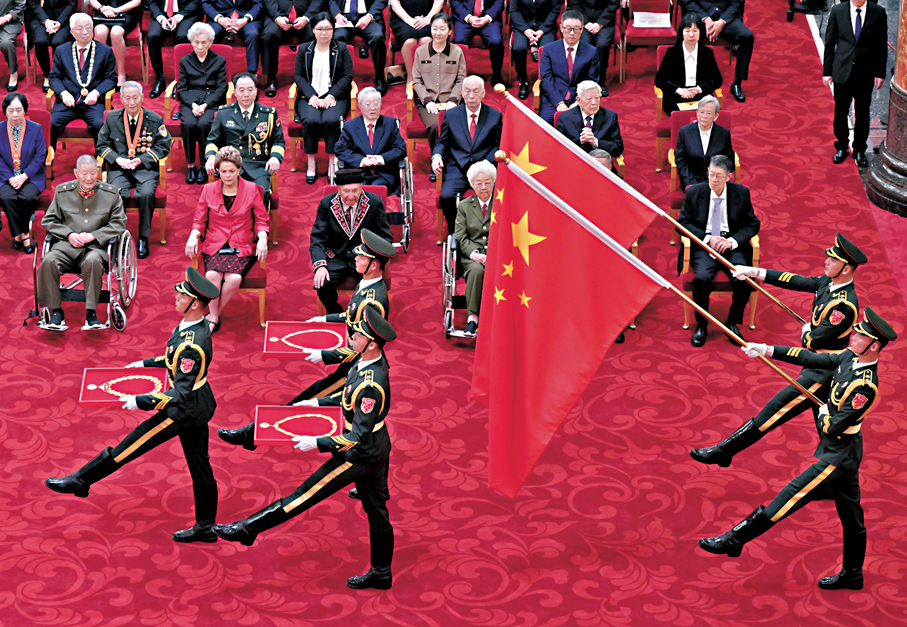 ●9月29日，禮兵護送國家勳章和國家榮譽稱號獎章入場。 新華社