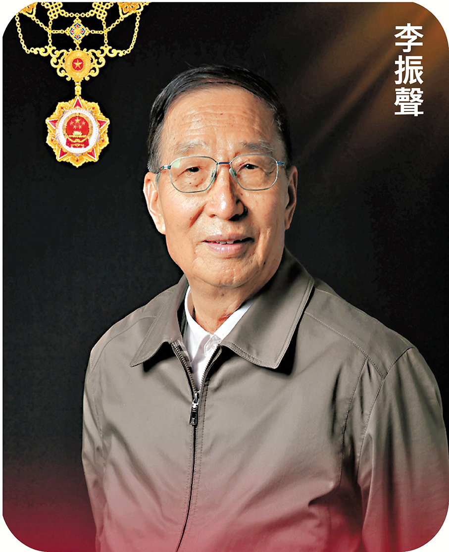 曾在中國西北耕耘31載，培育推廣抗病、高產的遠緣雜交小麥；他曾組織開展多項重大農業科技攻關，助力中國糧食大幅增產。在70餘年的科學生涯中，始終把「回報國家」作為奮鬥目標，為「讓中國人吃飽飯、吃好飯」而不懈努力。