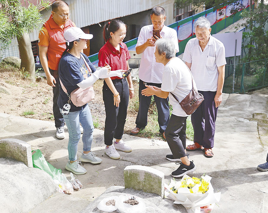 ●中秋當天，方其新烈士的妹妹一家人趕到泉州，祭拜親人，也向王玉茹表達感謝。 香港文匯報泉州傳真
