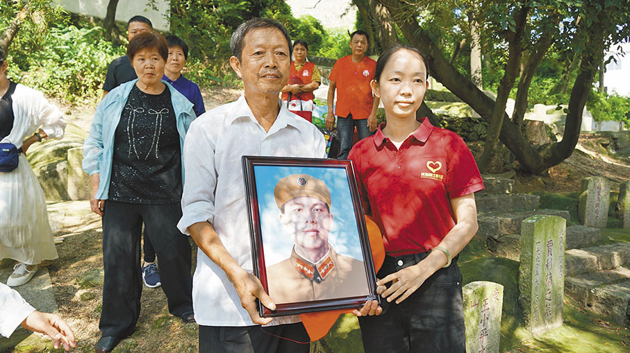 ●英烈家屬希望有一張英烈的個人照，王玉茹請團隊志願者修復並製作成彩照，贈送給烈士家屬。