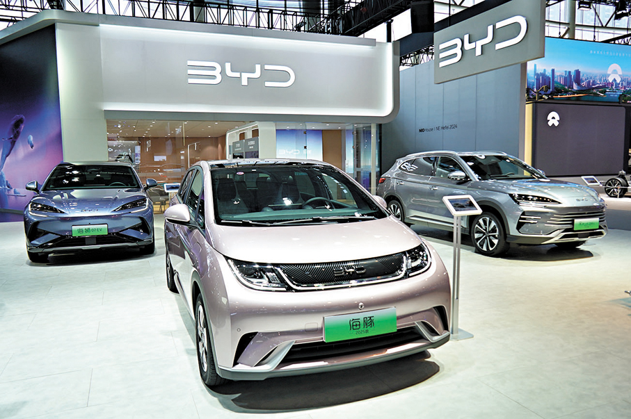 ● 本屆車展共吸引了國內外知名品牌超100個、車型超1,000款。圖為比亞迪展台。香港文匯報記者朱順傑  攝