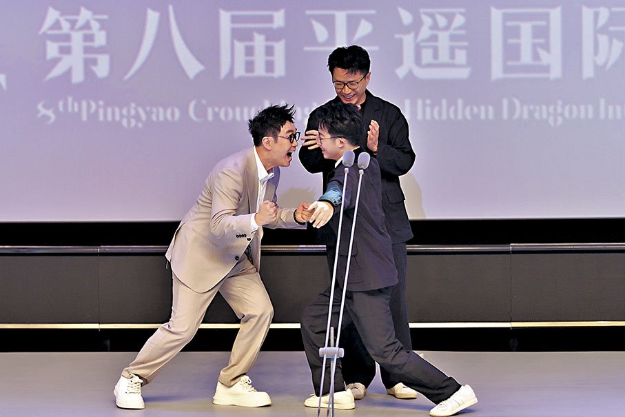 ●大鵬（左）、段奕宏（後）為楊穗益慶祝。    中新社