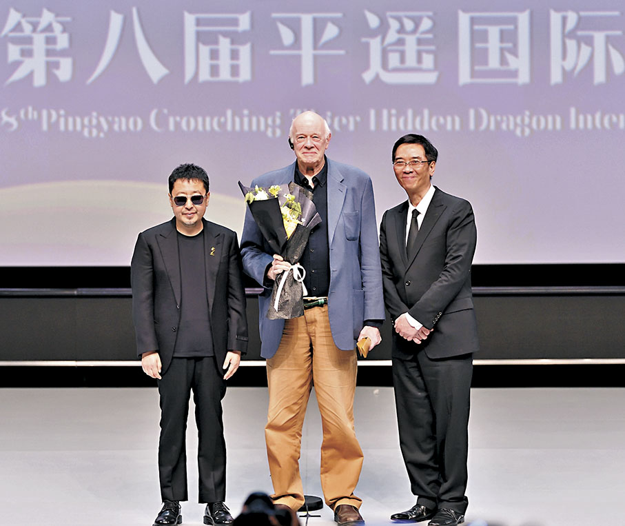 ●關錦鵬（右）、賈樟柯（左）為湯尼·雷恩頒獎。    中新社