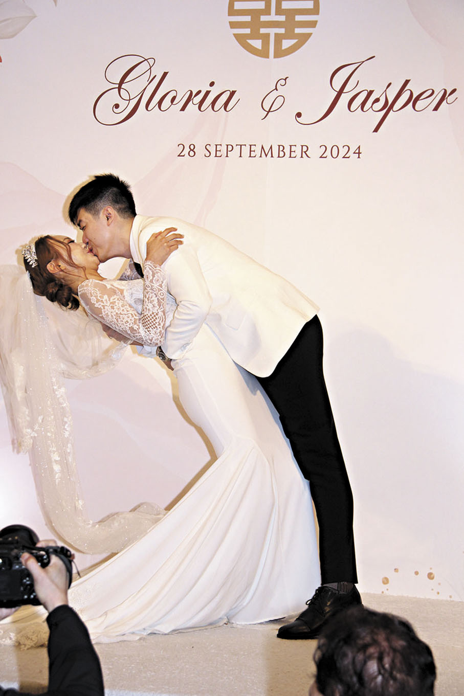 ●麥詩敏被老公吻得拗腰擺出完美S身形。