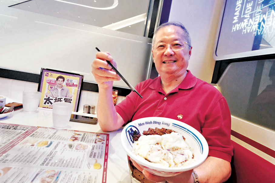 ●張宇人參與國慶優惠活動。 香港文匯報記者涂穴 攝