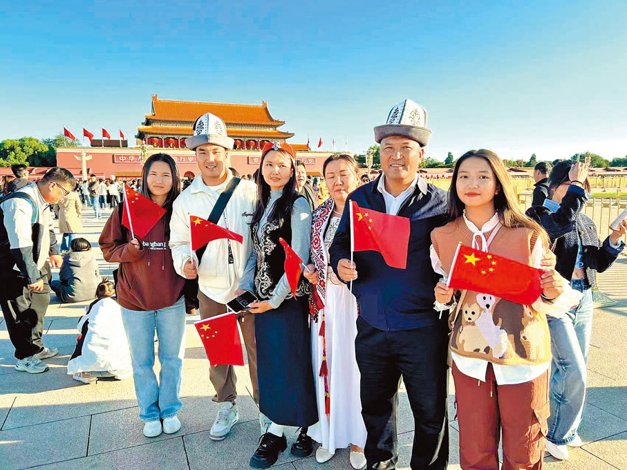 ●新疆克孜勒蘇柯爾克孜自治州的買買提大哥一家，跨越4,000多公里來京為祖國慶生。香港文匯報記者郭瀚林  攝