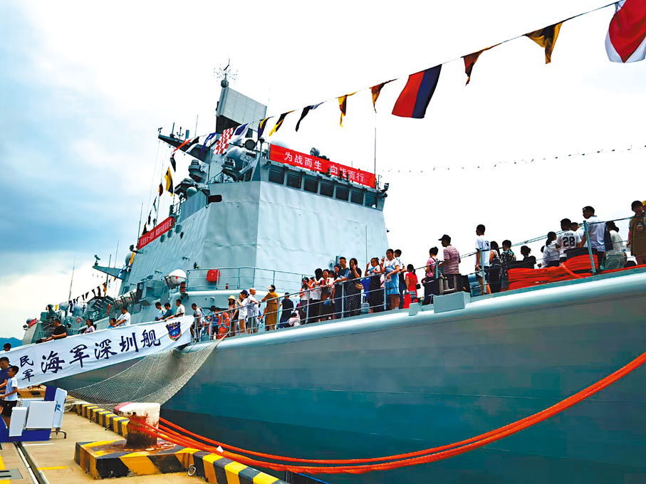 ●國慶節假期首日，深圳艦舉行艦艇開放日活動。 香港文匯報記者郭若溪  攝