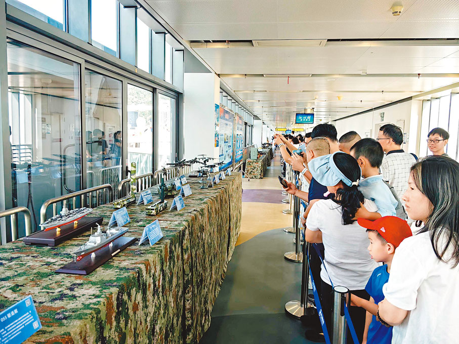 ●市民近距離觀看武器裝備展。香港文匯報記者郭若溪  攝