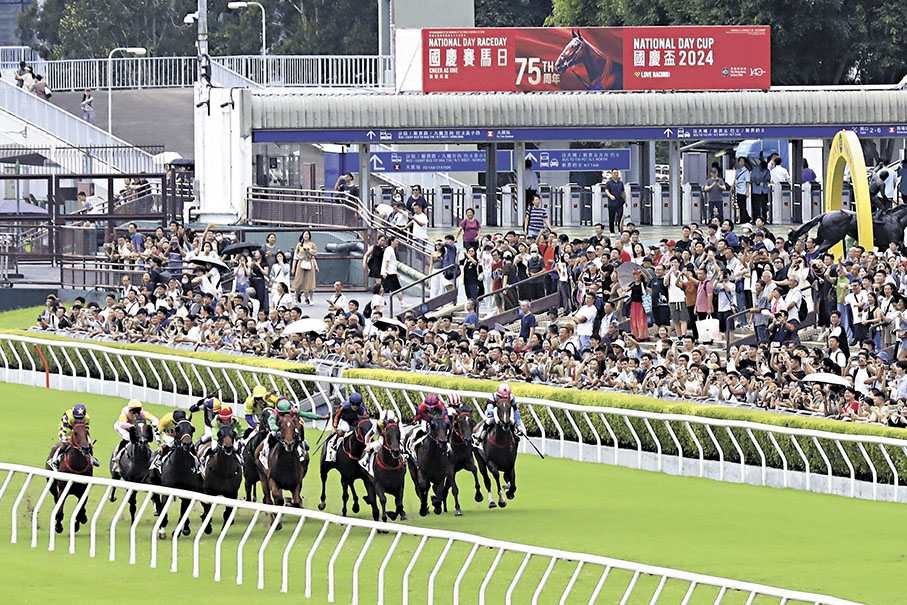 ●國慶賽馬日昨日於沙田馬場舉行，兩個馬場共有24,698人入場，較去年同期多超過2,000人。 香港文匯報記者北山彥  攝