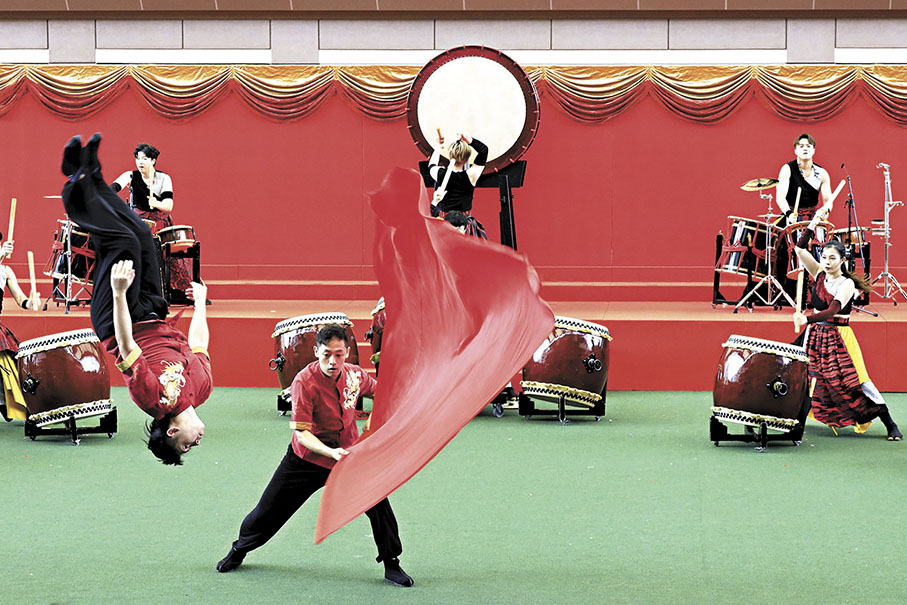 ●本地武術精英徐俊傑率領年輕粵劇武打演員大展身手，於激鼓聲中同賀國慶。 香港文匯報 記者北山彥  攝