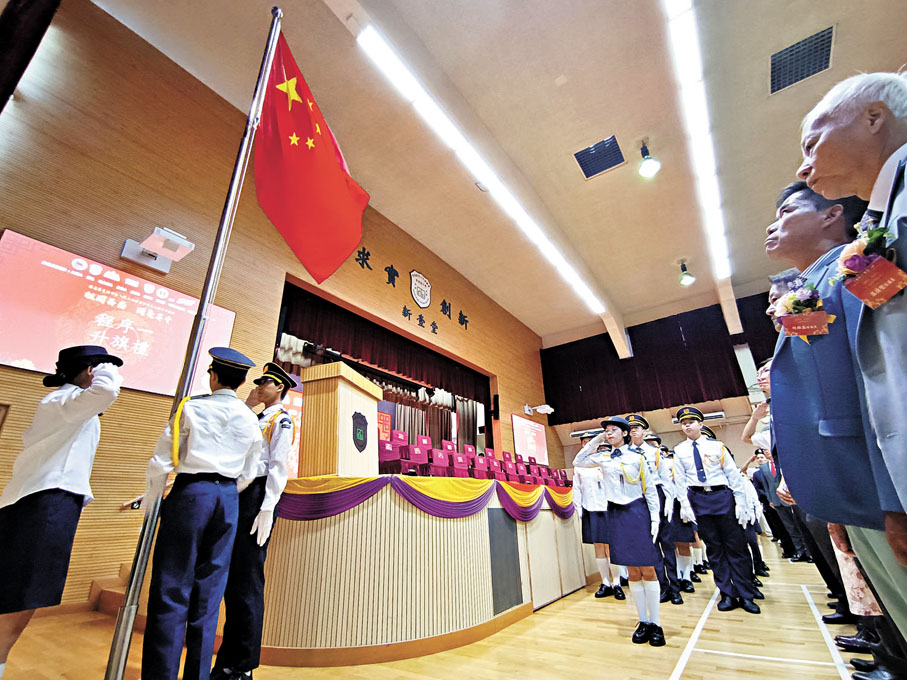 ●香港學校連日來紛紛舉行升國旗典禮。圖為黃楚標中學升旗禮。