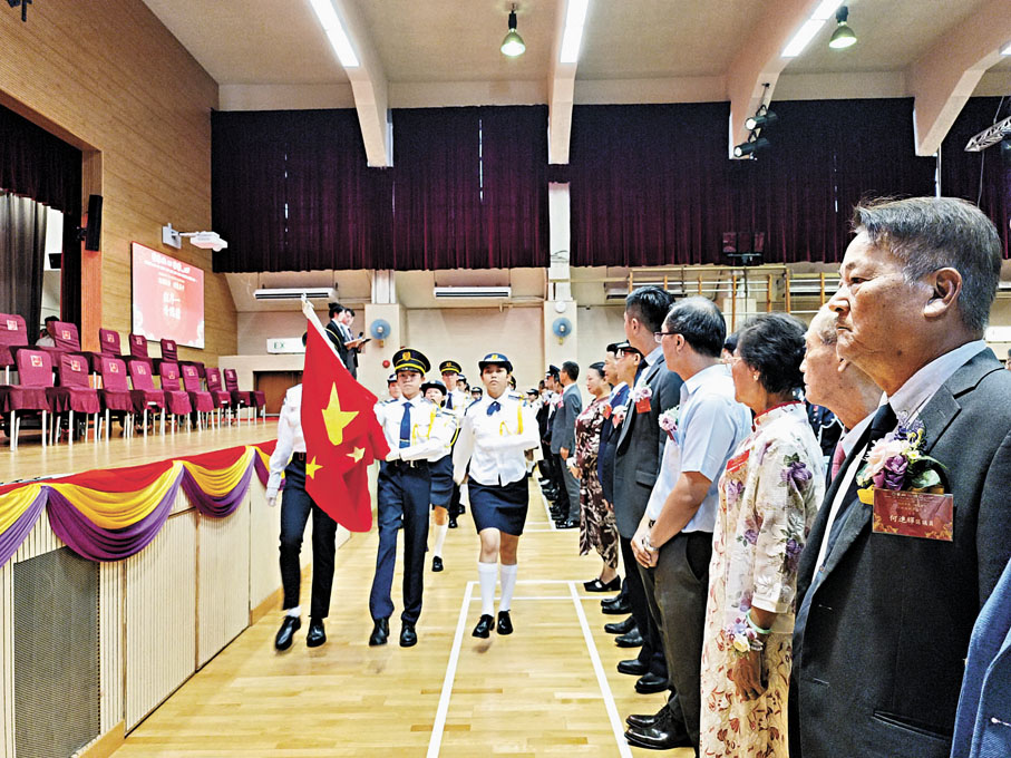 ●黃楚標中學升旗隊進場。