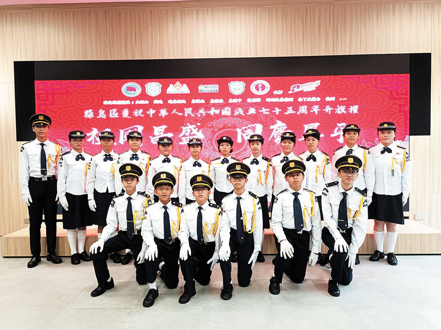 ●黃楚標中學升旗隊合照。