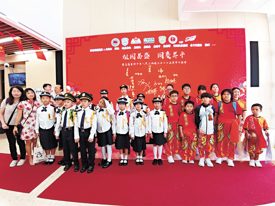 ●一同參與表演的黃楚標中小學學生合照。