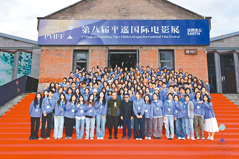 ●第八屆平遙國際影展觀眾評審與賈樟柯合影。