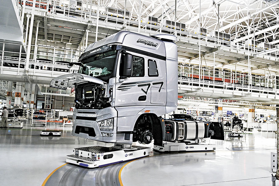 ●吉林長春一汽解放J7整車智能工廠100％實現數智化可控，物流配送100％達到無人化上線，核心指標100％滿足可視化運營……新質生產力得到了生動詮釋。圖為2023年6月，流水線上的「新夥伴」自動引導運輸車運載着車輛行駛在車間內。 資料圖片