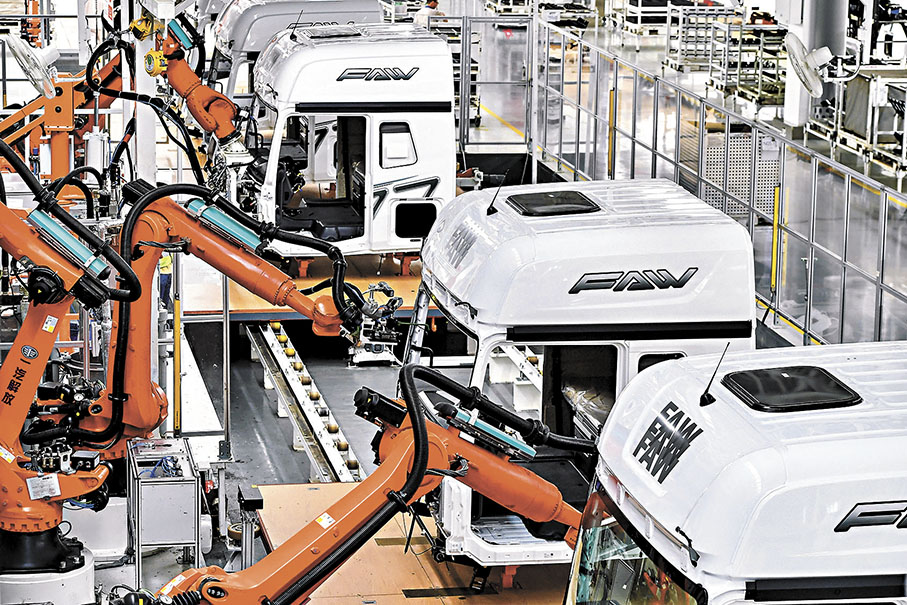 ●一汽解放J7智能工廠內，智能機器人進行車輛玻璃裝配及塗膠工作。 資料圖片