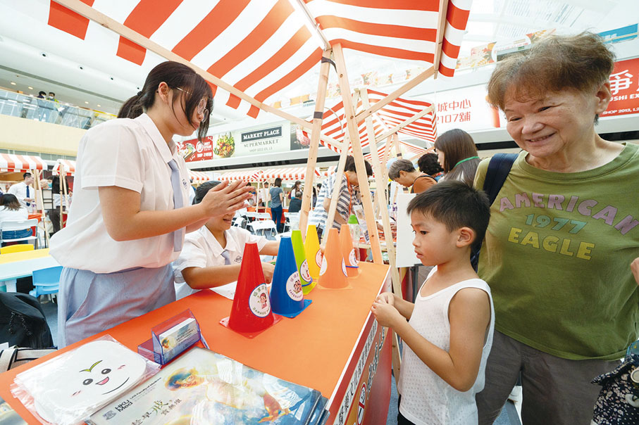 ●活動設有不同資訊與趣味並重的無煙攤位，熱鬧非常。