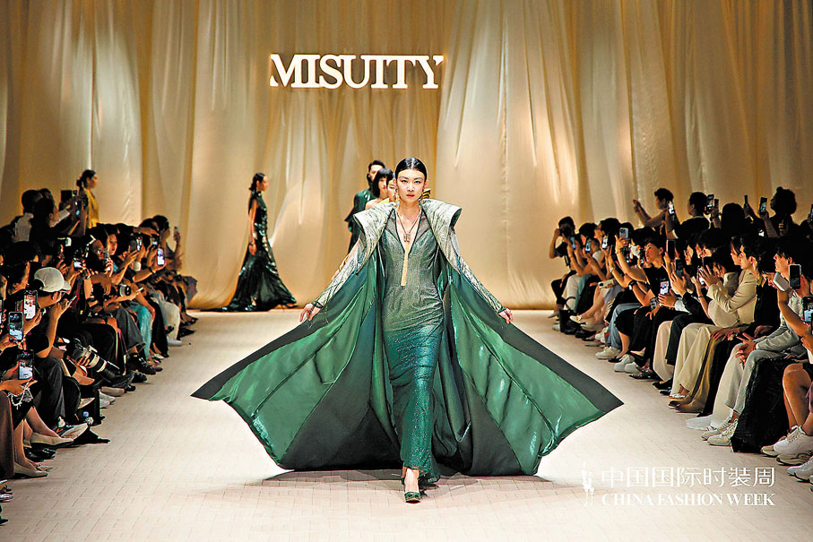 ●MISUITY米休緹·高田SS25開幕大秀以「見己」為主題。