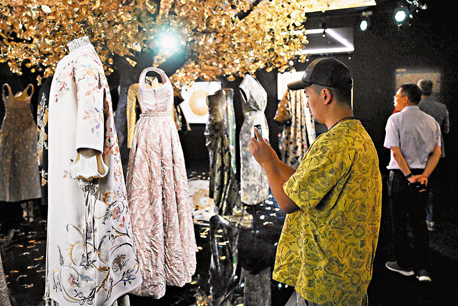 ●中法藝術大展讓觀眾在同一空間感受中法精美服飾藝術的交相輝映。