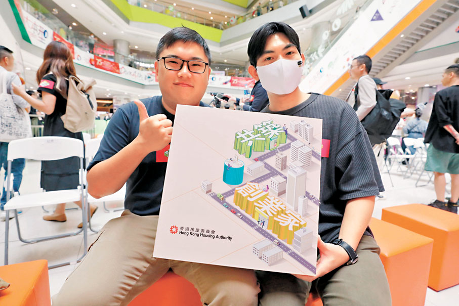 ●計劃創辦「無人藥房」的蔡先生（右）與夥伴。