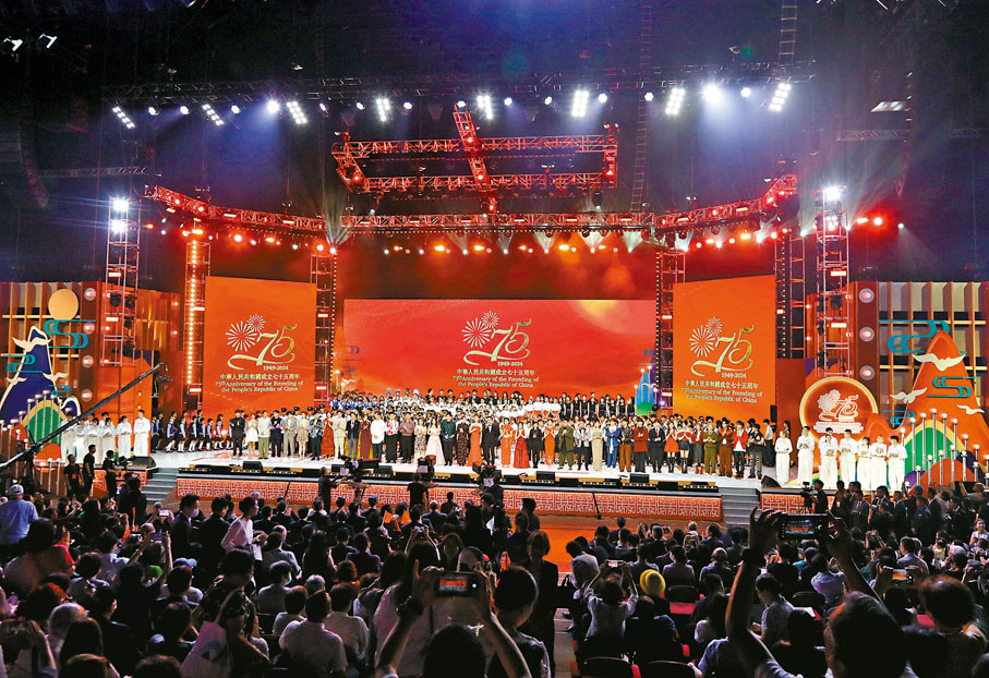 ●香港同胞慶祝中華人民共和國成立75周年文藝晚會昨晚在紅磡體育館舉行。 香港文匯報記者黃艾力  攝
