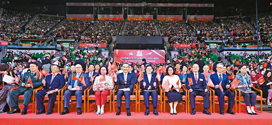 ●李家超等出席香港同胞慶祝中華人民共和國成立75周年籌備委員會舉辦的國慶文藝晚會。 