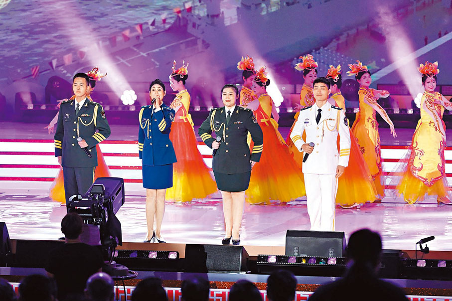 ●駐港部隊文工團為觀眾獻上表演。香港文匯報記者黃艾力  攝