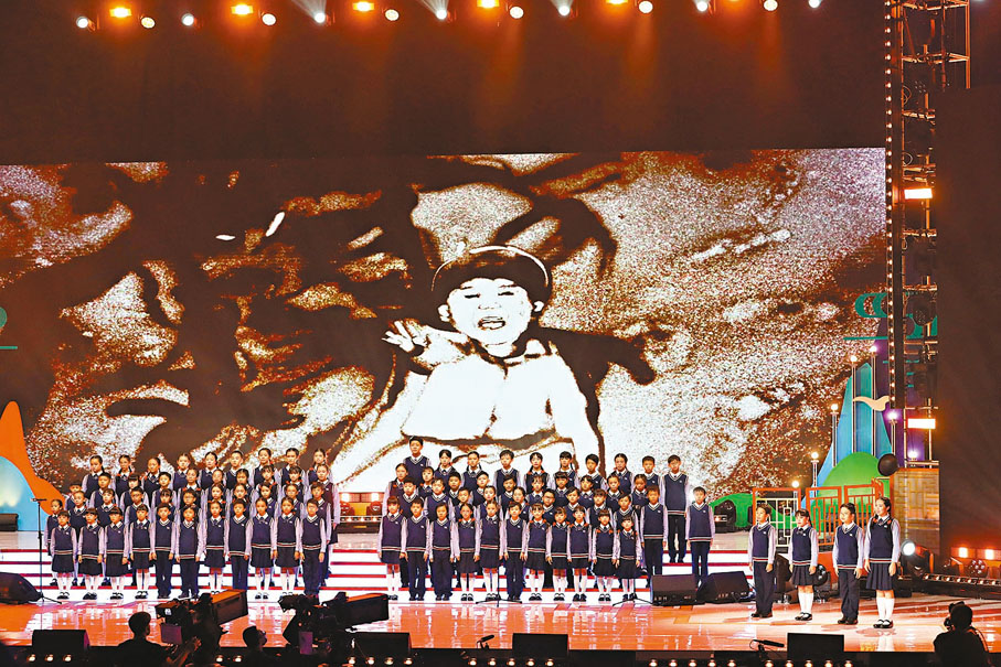 ●兒童以稚嫩的聲線朗誦詩歌。香港文匯報記者黃艾力  攝