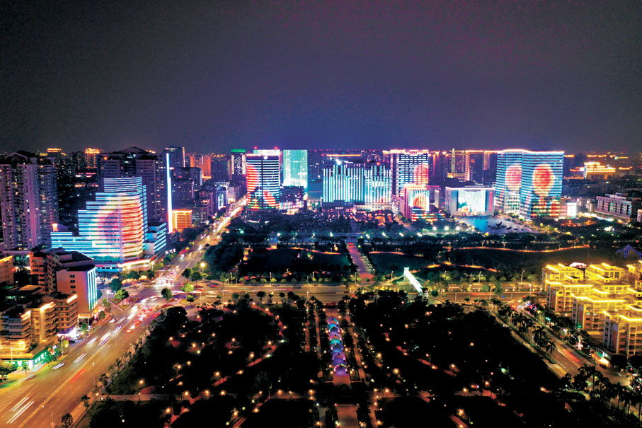 ●顏先生感嘆家鄉汕頭有了翻天覆地的變化。圖為汕頭市時代廣場夜景。 資料圖片