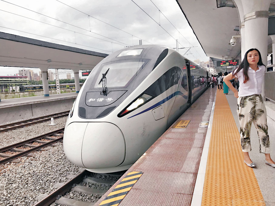 ●2019年7月，從香港西九龍至汕頭的首條高鐵線路正式開通。圖為列車G6392/89徐徐駛入汕頭站。資料圖片