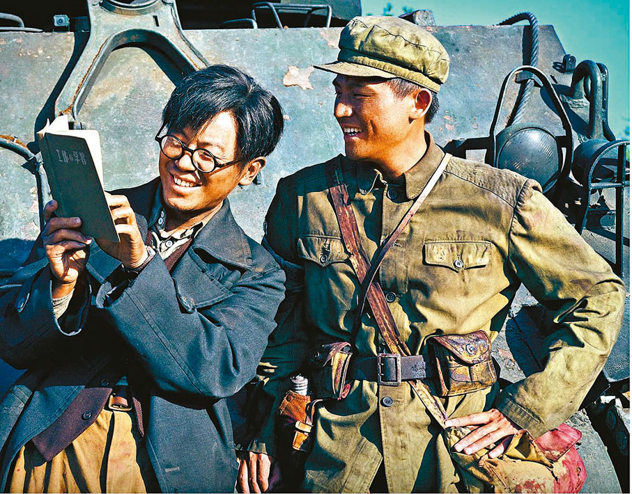 ●朱亞文飾演的軍工專家吳本正，與歐豪飾演的警衛員張孝恒在前線共同戰鬥。