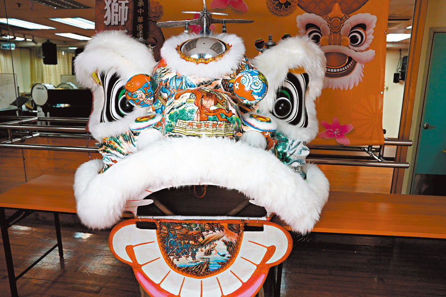 ●開國大典獅頭上滿是代表性畫作。