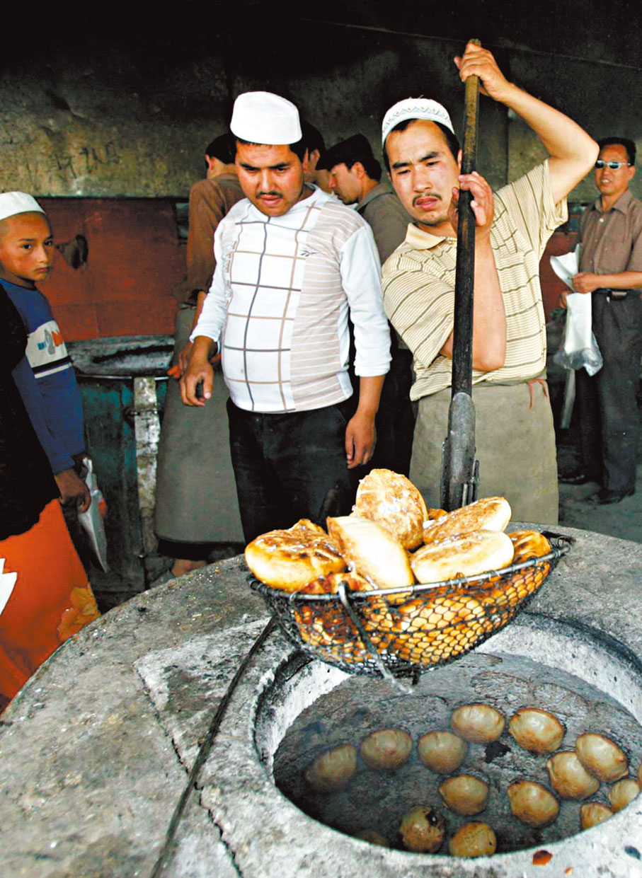 ● 新疆烤包子（左）與台北夜市的胡椒餅（右）。 資料圖片