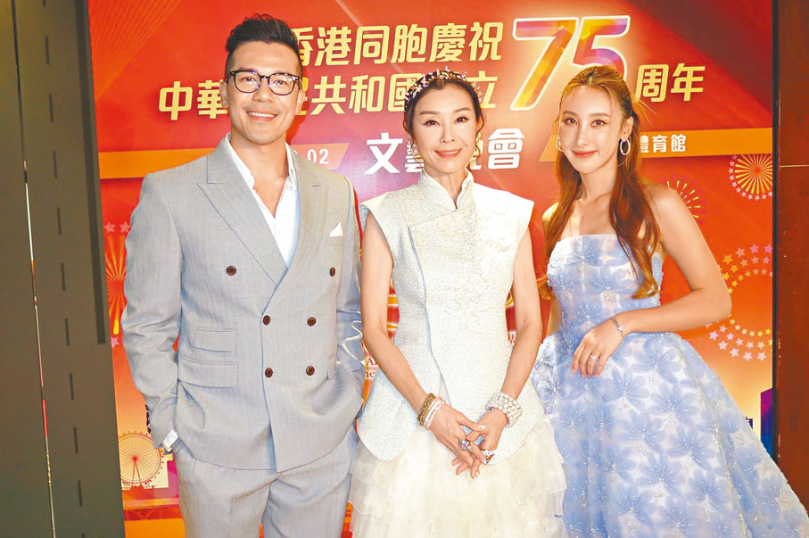 ●左起：沈震軒、伍詠薇和許靖韻在晚會上獻歌。