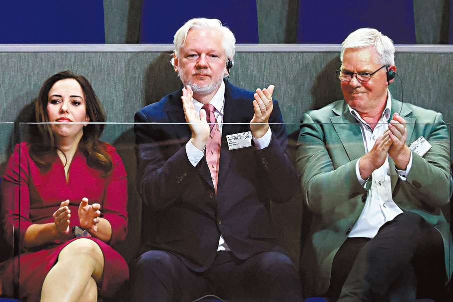 ●阿桑奇（中）在妻子斯黛拉（左）陪同下向歐洲議會委員會作證。 法新社