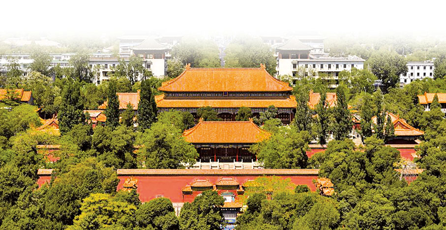 ● 文化是城市的「根」和「魂」。全國政協委員、北京市政協主席魏小東從北京中軸線申遺成功出發，提出要以活化利用激發文化遺產與城市共生活力，擦亮北京歷史文化「金名片」。圖為在景山公園上拍攝的北京中軸線風光。 （新華社）