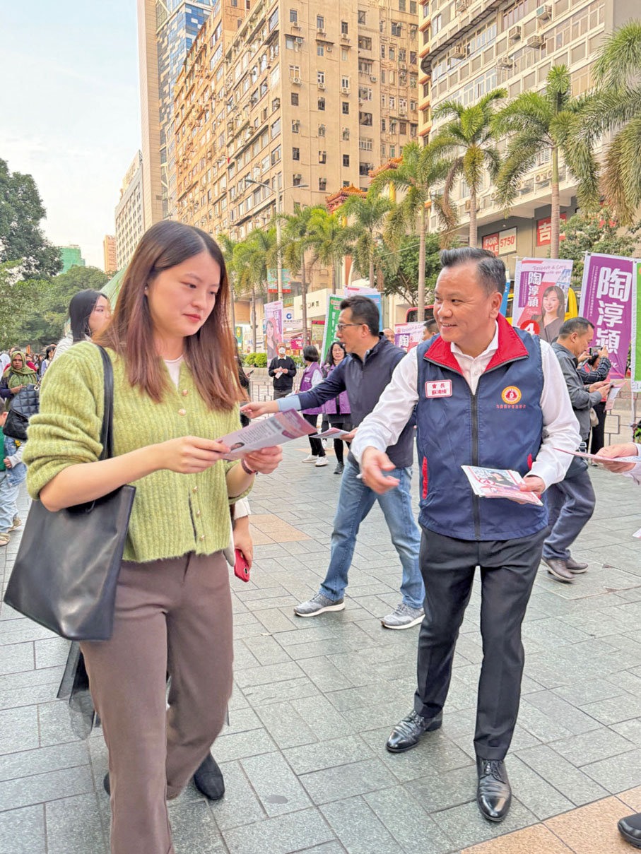 ●2023年12月區議會選舉期間，蘇清棟向市民派發宣傳單，助力愛國愛港候選人。