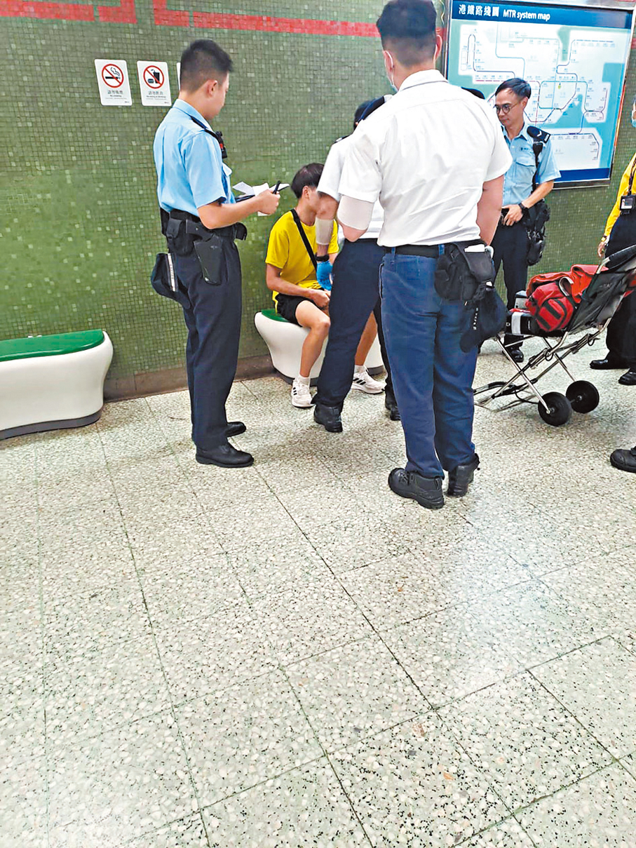 ●警員及港鐵職員最後把男子帶離現場。 讀者供圖