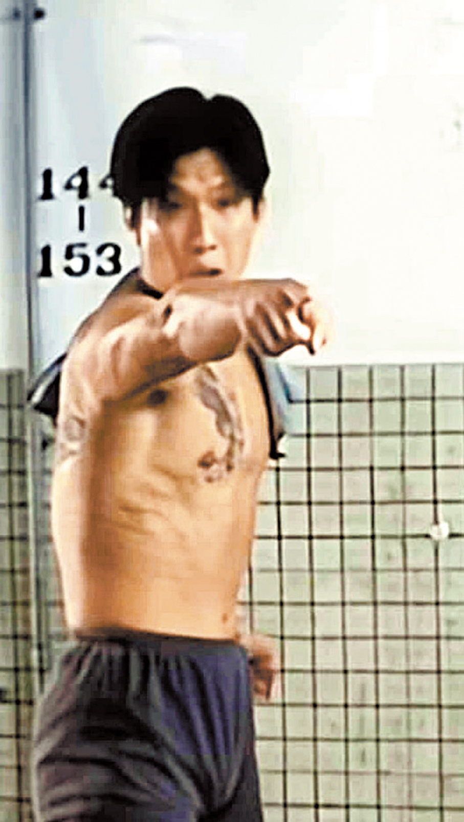 ●涉事的士司機蔡堅成在1999年電影《三五成群》中,飾演屋邨黑幫大佬「神仙B」。 資料圖片