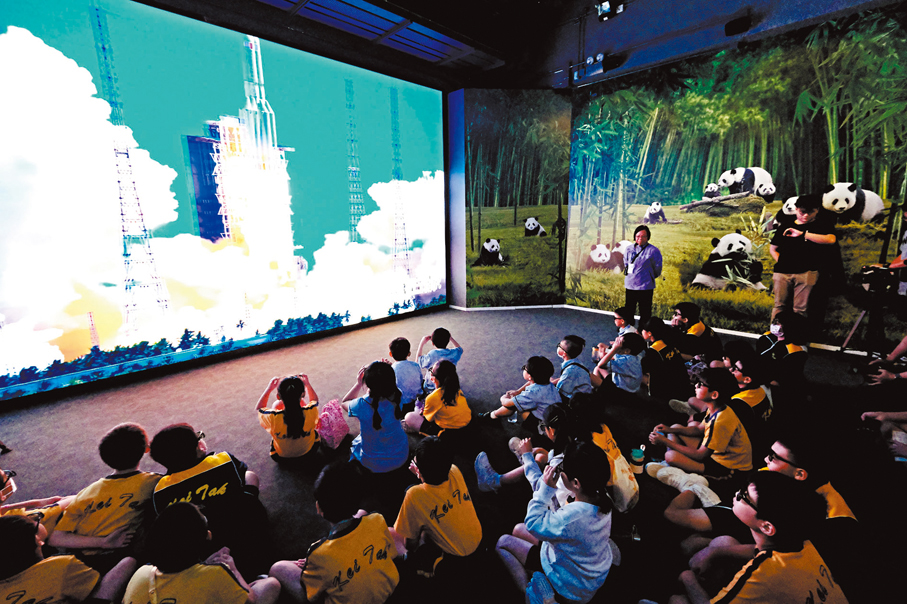 ●學生在展覽廳內觀看短片。香港文匯報記者涂穴  攝