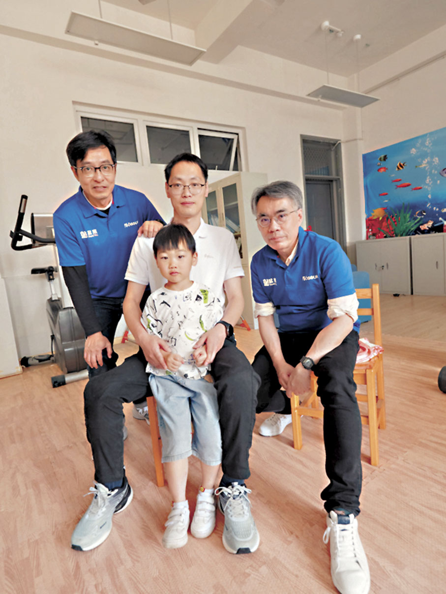 ●龔桂林（中）與兒子和羅尚尉醫生（右）及義肢矯形師何錦華（左）合照。而龔桂林亦成為服務病患的治療師。