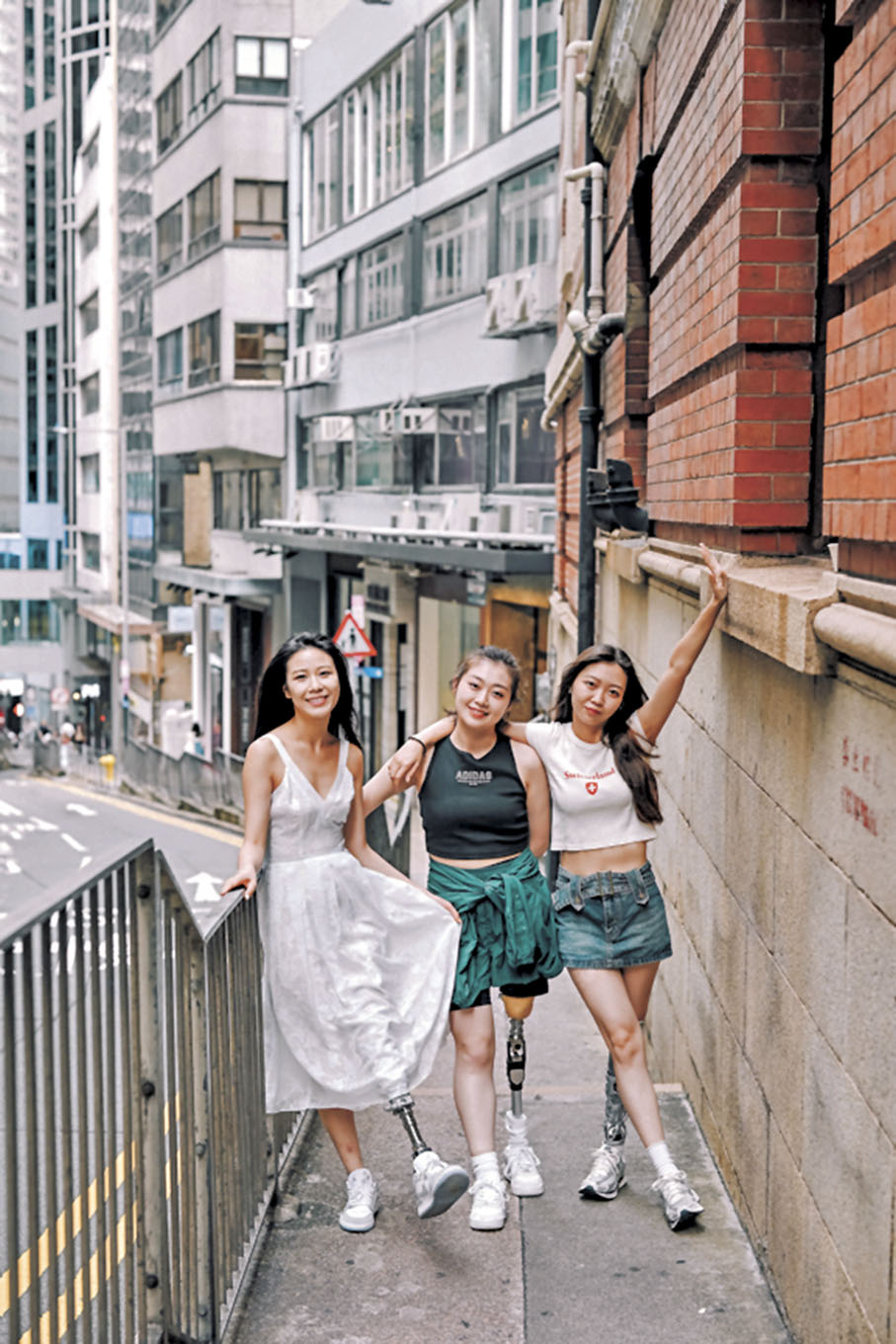 ●黃思雨(中)和另兩名康復者與香港結下不解緣，多次結伴來港。