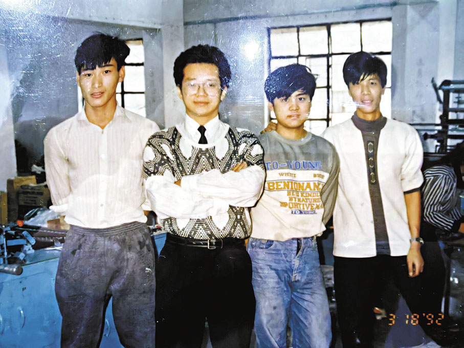 ●何廣健上世紀九十年代初在深圳橫崗工廠與工人合影。