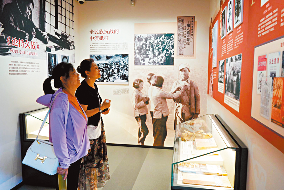 ●遊客參觀「我要去延安——抗戰時期愛國青年的時代抉擇」展覽。