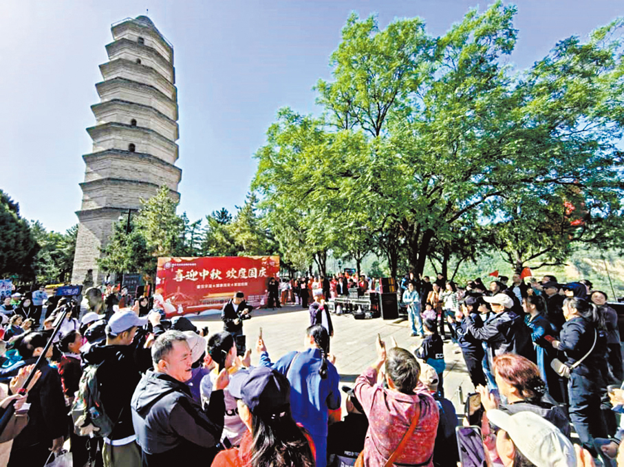 ●國慶假期，延安寶塔山等景區吸引眾多遊客。