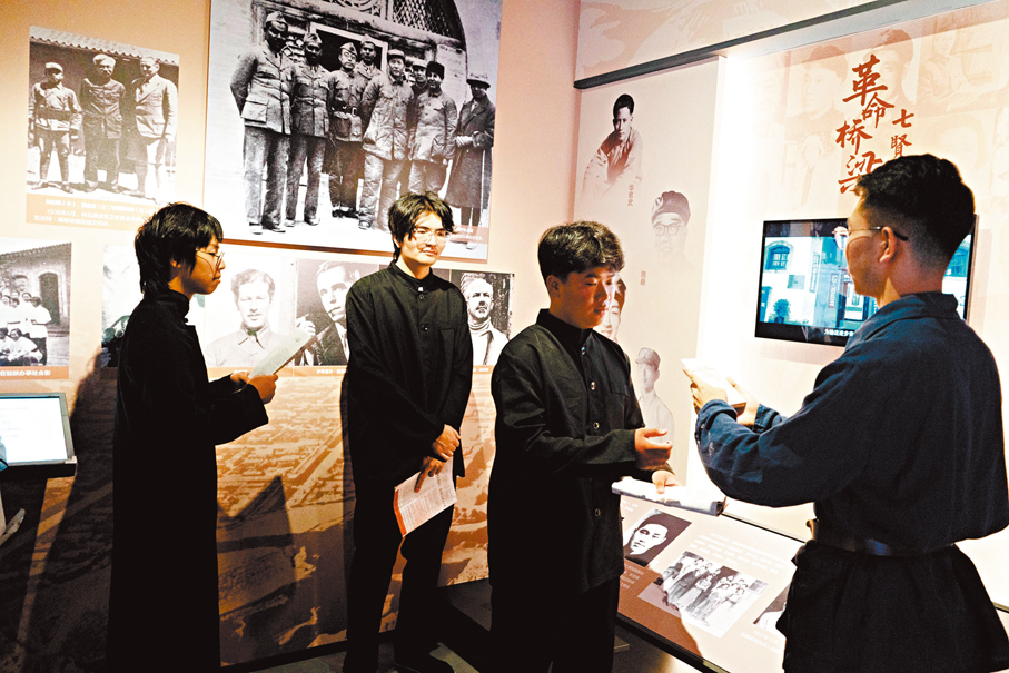 ●八路軍西安辦事處紀念館內，工作人員現場進行互動情景演繹。