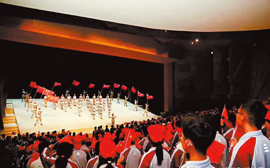 ●國慶假期，延安紅色演藝，場場爆滿，一票難求，備受遊客青睞。香港文匯報陝西傳真